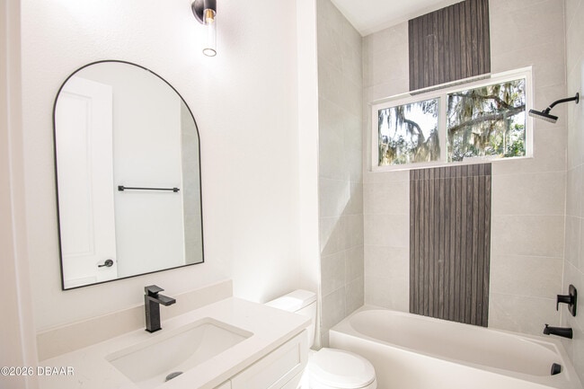 Building Photo - 618 N Duss St