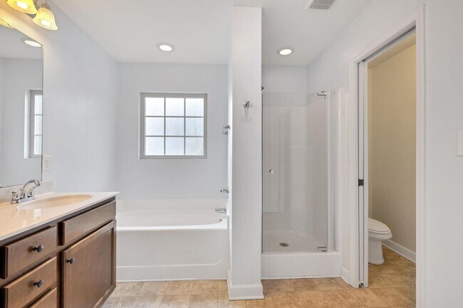Building Photo - Bridgeport Home with Community Pool!