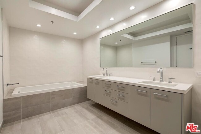 Building Photo - 2142 Century Park Ln