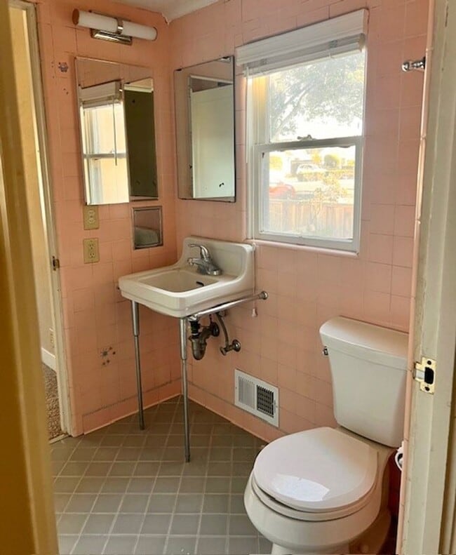 Building Photo - Santa Clara Charm ~ 3BR/1BA on Main Street