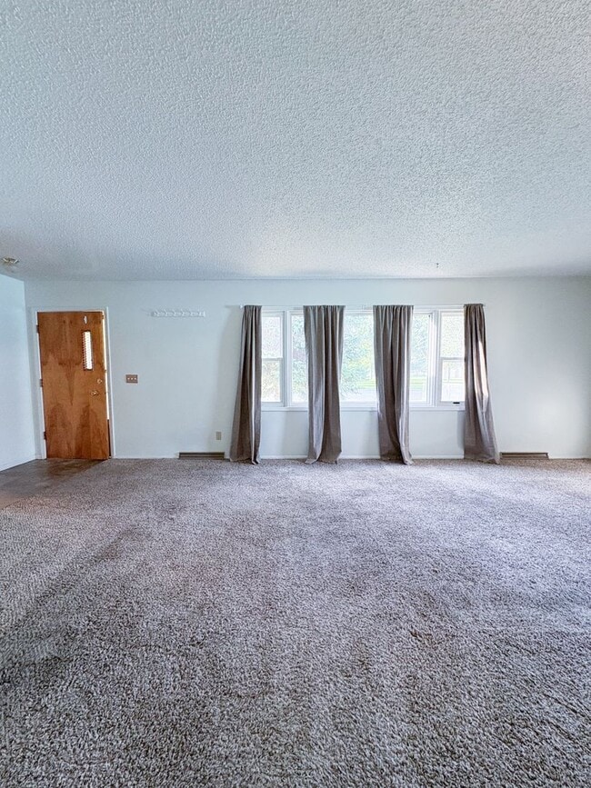 Building Photo - Spacious 3 bed 1.5 bath heights home