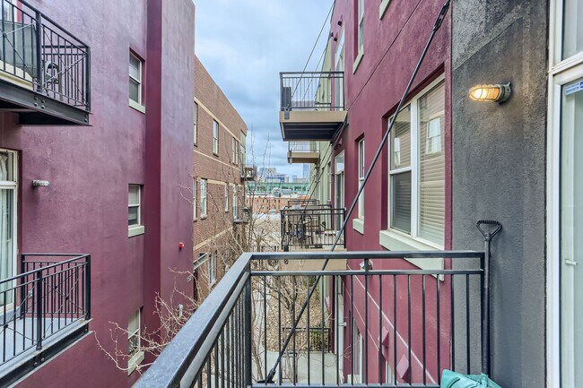 Building Photo - Bright & Spacious Studio in LoHi - Avail. ...