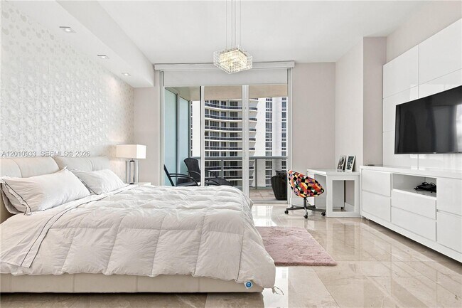 Building Photo - 15811 Collins Ave