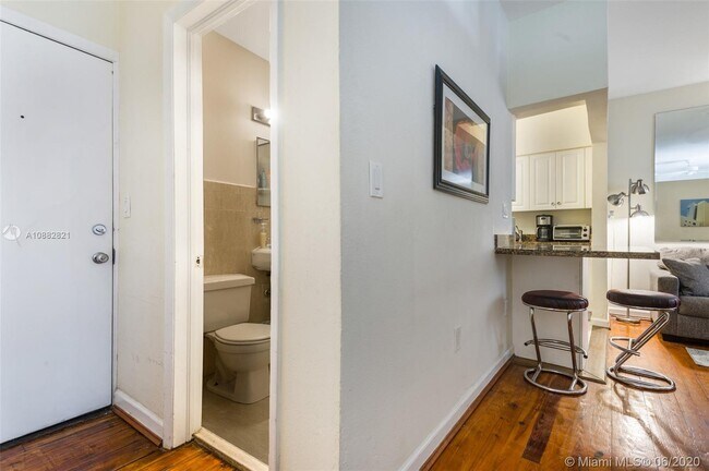 Building Photo - 1100 Collins Ave