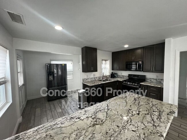 Building Photo - 14101 1/2 ANDERSON PL
