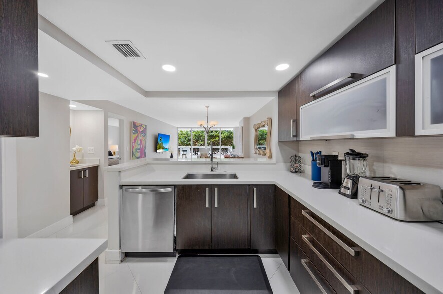 Building Photo - 1717 N Bayshore Dr