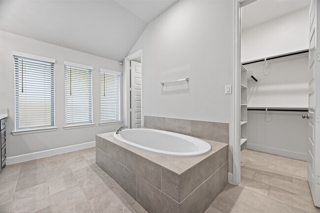 Building Photo - 302 Sky Top Dr