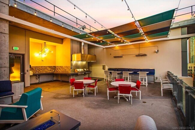 Building Photo - SD: Modern 1BR/2BA Condo with 2 Parking Spaces in Downtown San Diego!