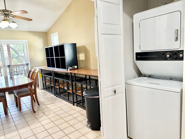 Building Photo - 4 Bed + 2 Bath - Screened in Porch! Pets W...