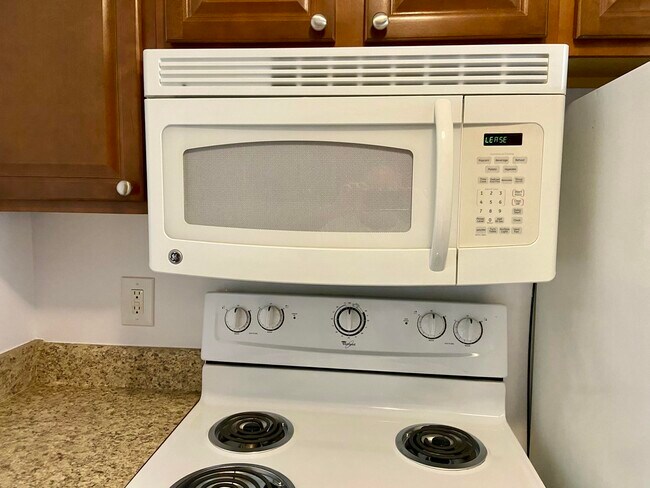 Building Photo - 2909 Middle River Dr