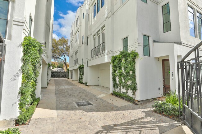 Building Photo - 4527 Graustark St