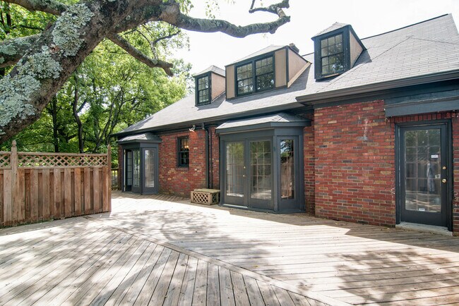 Building Photo - Classic Green Hills Tudor