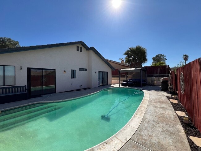 Building Photo - 3 Bedroom 2 Bathroom House with Swimming P...