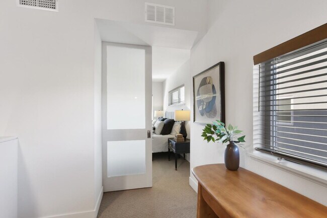 Building Photo - Gorgeous townhouse