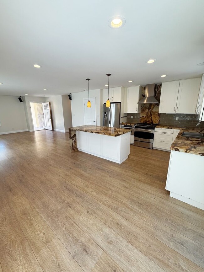 Building Photo - Beautifully Upgraded 4 Bed/2 Bath Single-L...