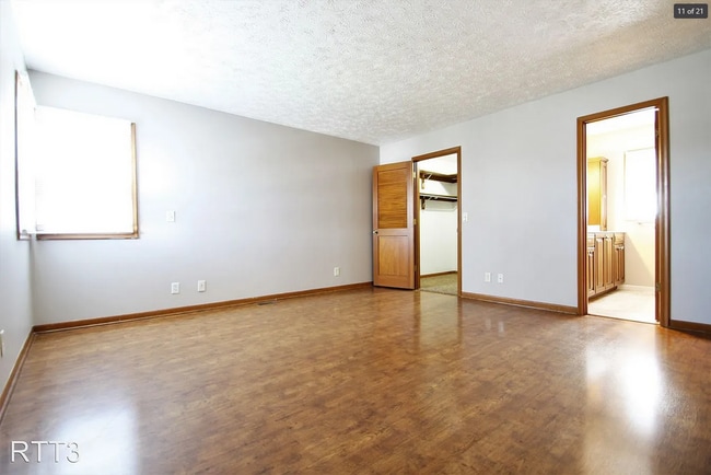 Building Photo - 4 Bedroom / 3 Bath Home off of 72nd and Gr...
