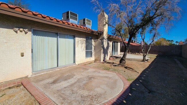 Building Photo - 8525 Del Rey Ave