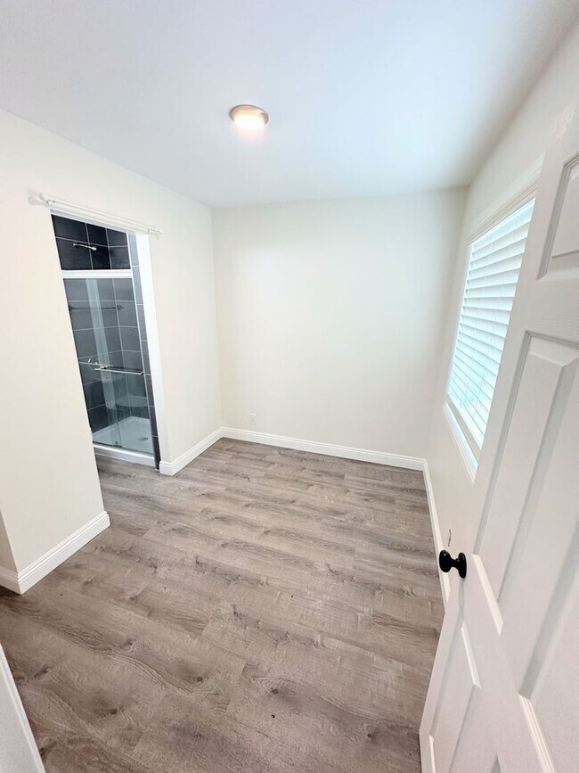 Building Photo - Completely Renovated 2 Bed + 2 Bath House ...