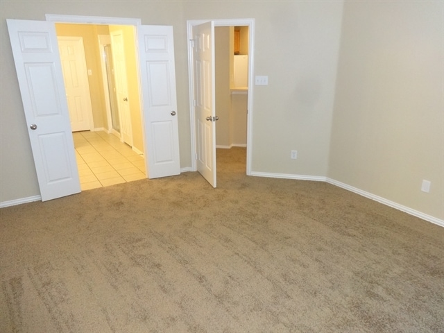 Building Photo - 2506 Parkview Dr