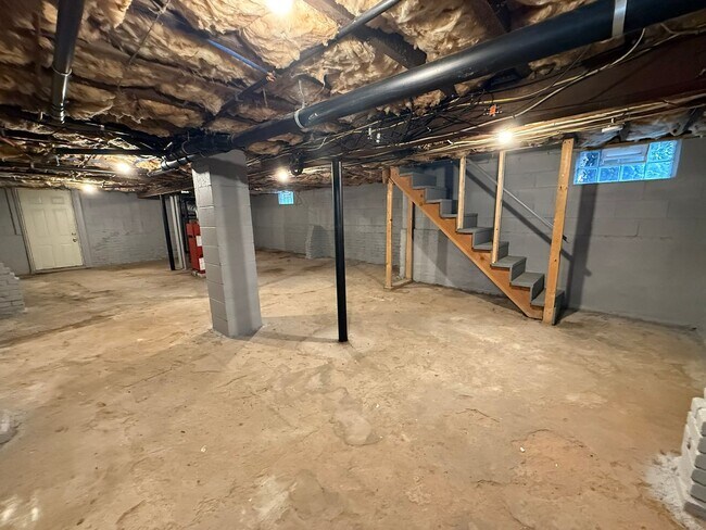 Building Photo - Spacious Five Bedroom, Single Family Home ...