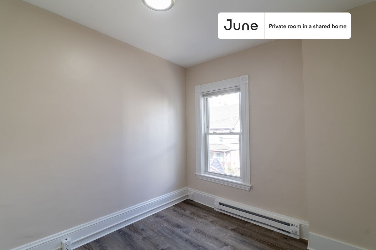 Building Photo - Room in Shared 7 bed/2 bath home