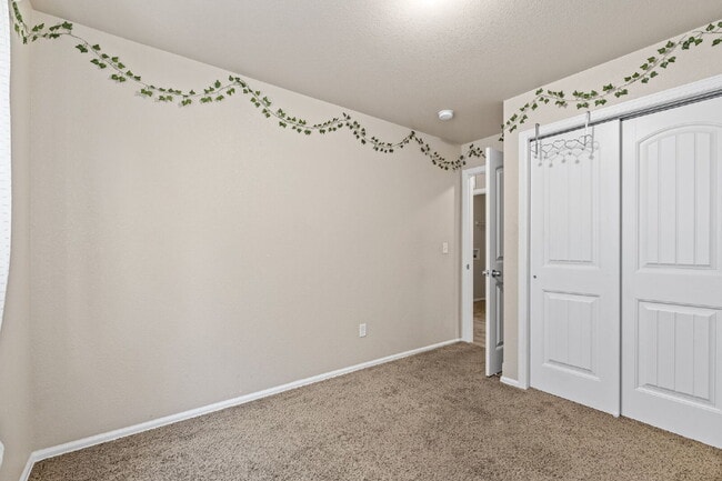 Building Photo - Updated 3-Bedroom Townhome with Private Ya...