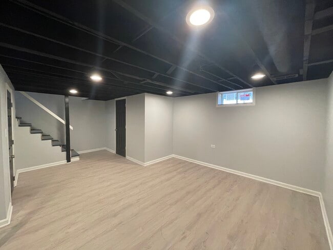 Building Photo - 6051 N Paulina St