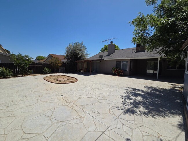 Building Photo - 3 bedroom/2bath home in quiet neighbothood