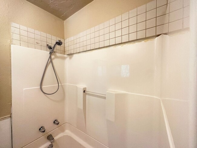 Building Photo - Beautiful 2 Bedroom, 1 Bathroom House in Fifth Avenue Available Now