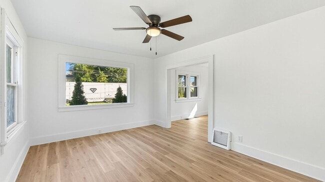 Building Photo - COMING SOON! 2 Bedroom home!