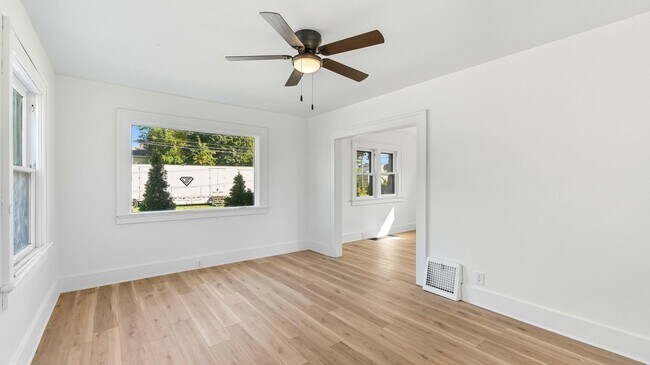 Building Photo - NEW LISTING! 2 Bedroom home!