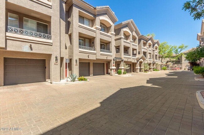 Building Photo - Amazing Townhome in Gated Community!
