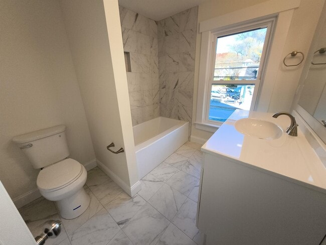 Building Photo - 386 Union Ave