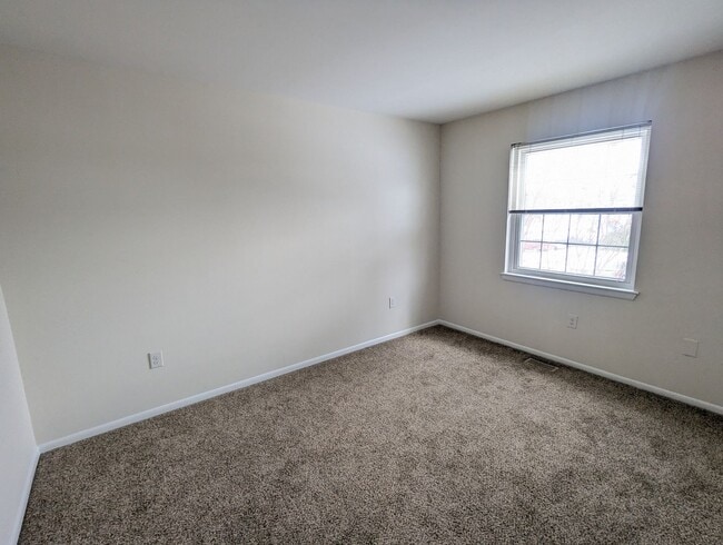 Building Photo - *END UNIT* town home in established Crestwood Neighborhood ready for you mid March!