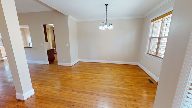Building Photo - Large 5 Bedroom with Large Fenced in Back ...
