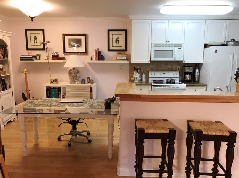 Building Photo - 1345 N Fuller Ave