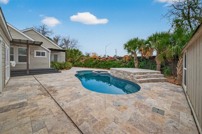 Building Photo - 717 W 30th St