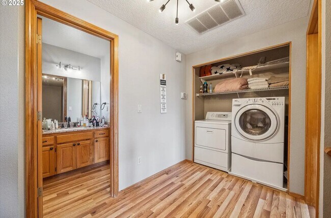 Building Photo - Modern Charm Meets Comfort – Spacious 3-Be...