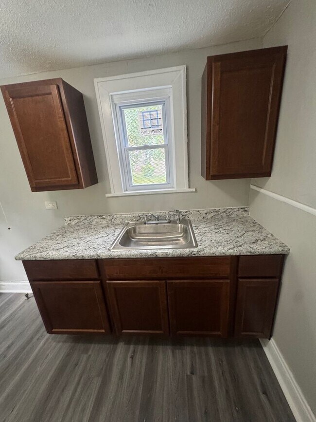 Building Photo - Charming 3-Bedroom Property in Prime Location