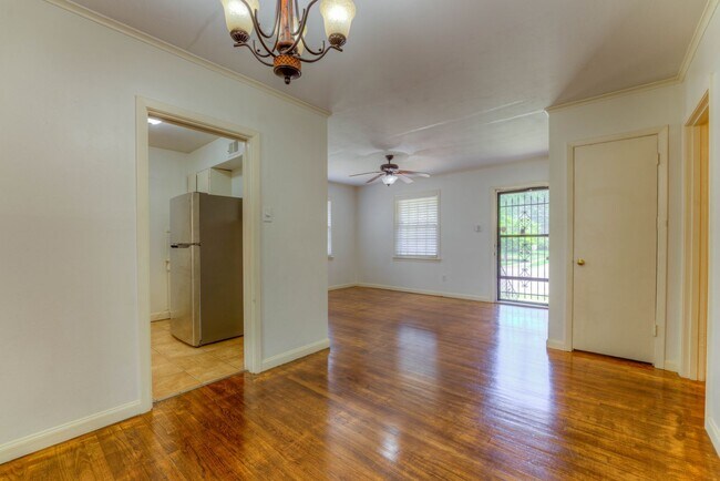 Building Photo - 4 bed/2 bath