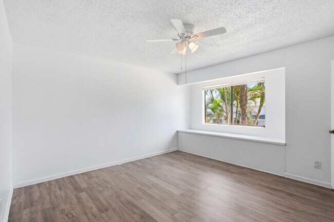 Building Photo - 2305 Seaside Dr