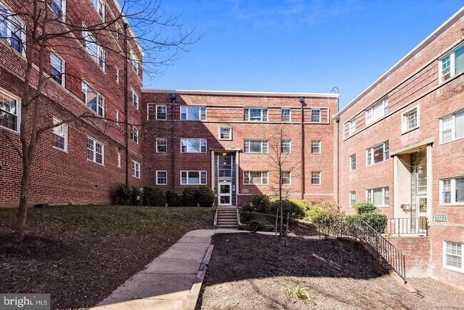 Building Photo - 1320 Fort Myer Dr