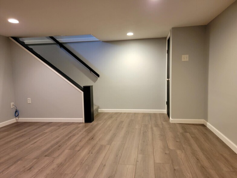 Building Photo - 907 Green Ter