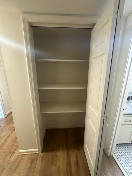 linen closet - 2118 Acklen Ave