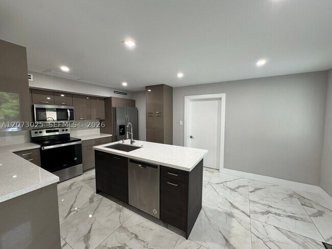 Building Photo - 15011 Coconut Ct