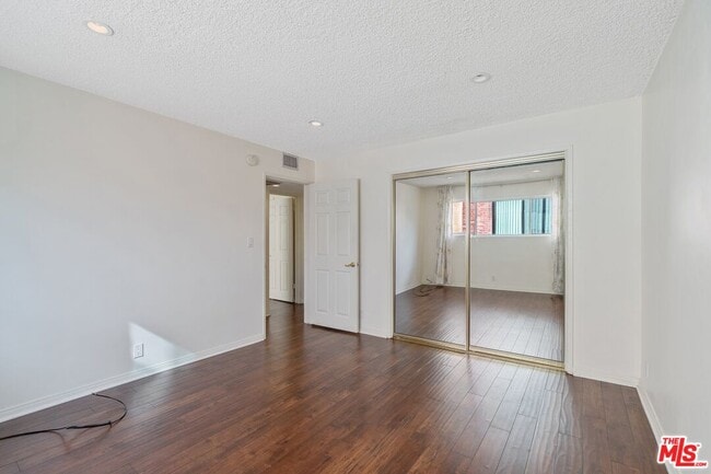 Building Photo - 328 S Elm Dr