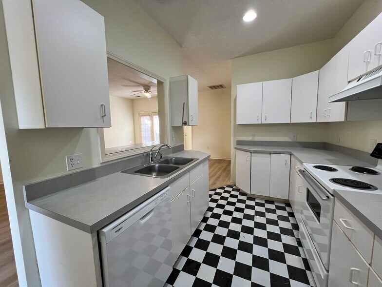 Building Photo - 1600 Sturdivant Dr