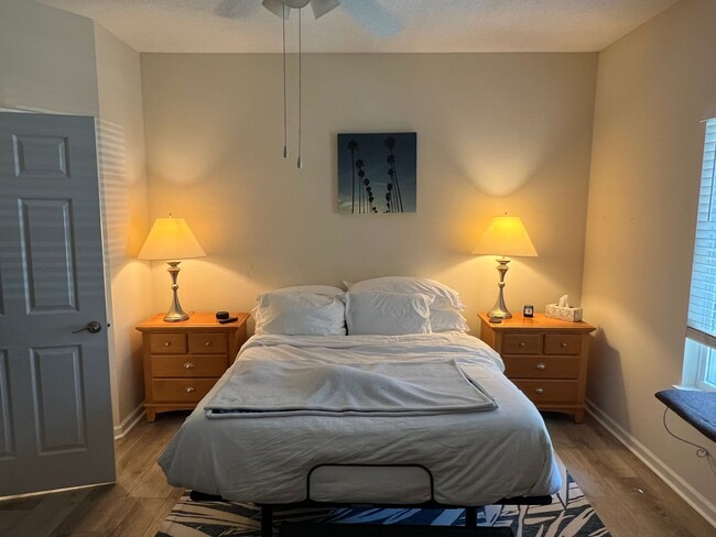 Building Photo - Unfurnished First Floor Condo w/ Garage!