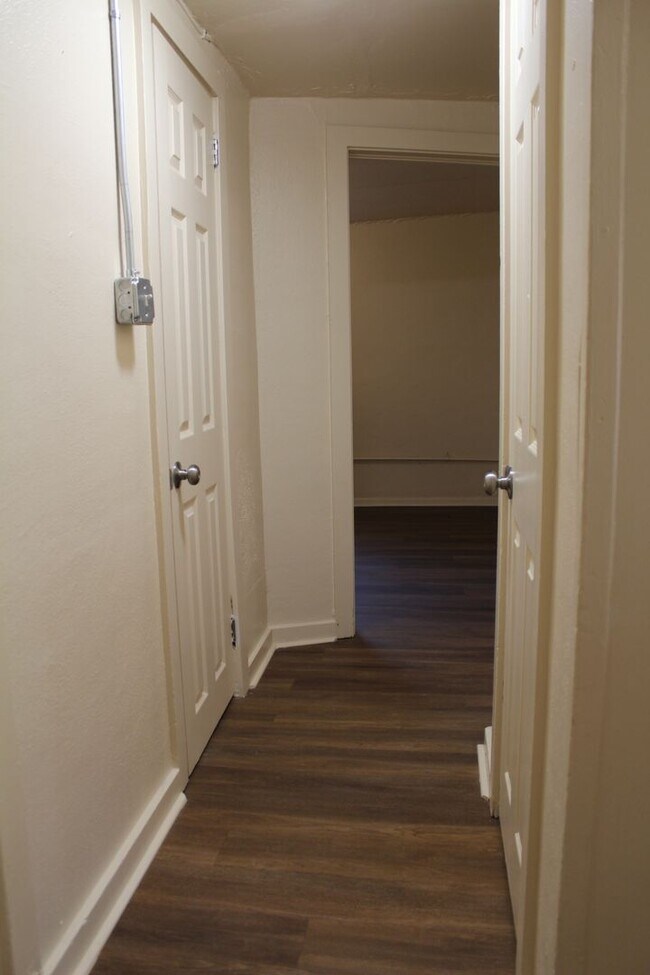 Building Photo - Recently renovated | Bay window | Walkable | Washer/Dryer combo in unit