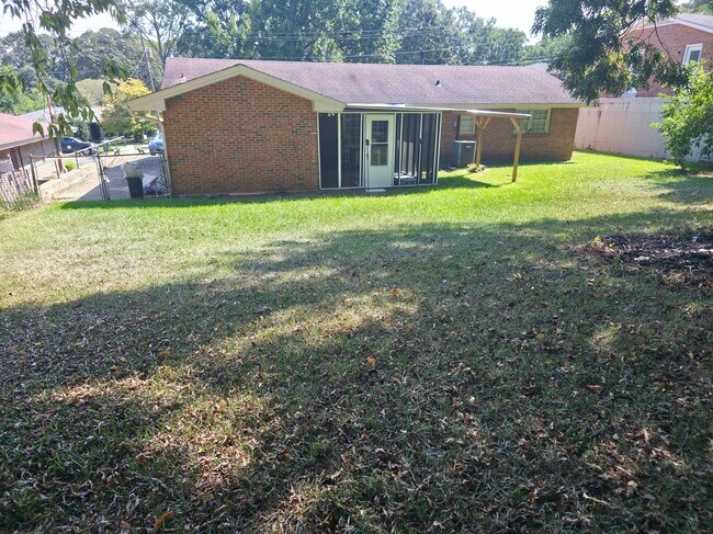 Building Photo - 738 Forestdale Dr
